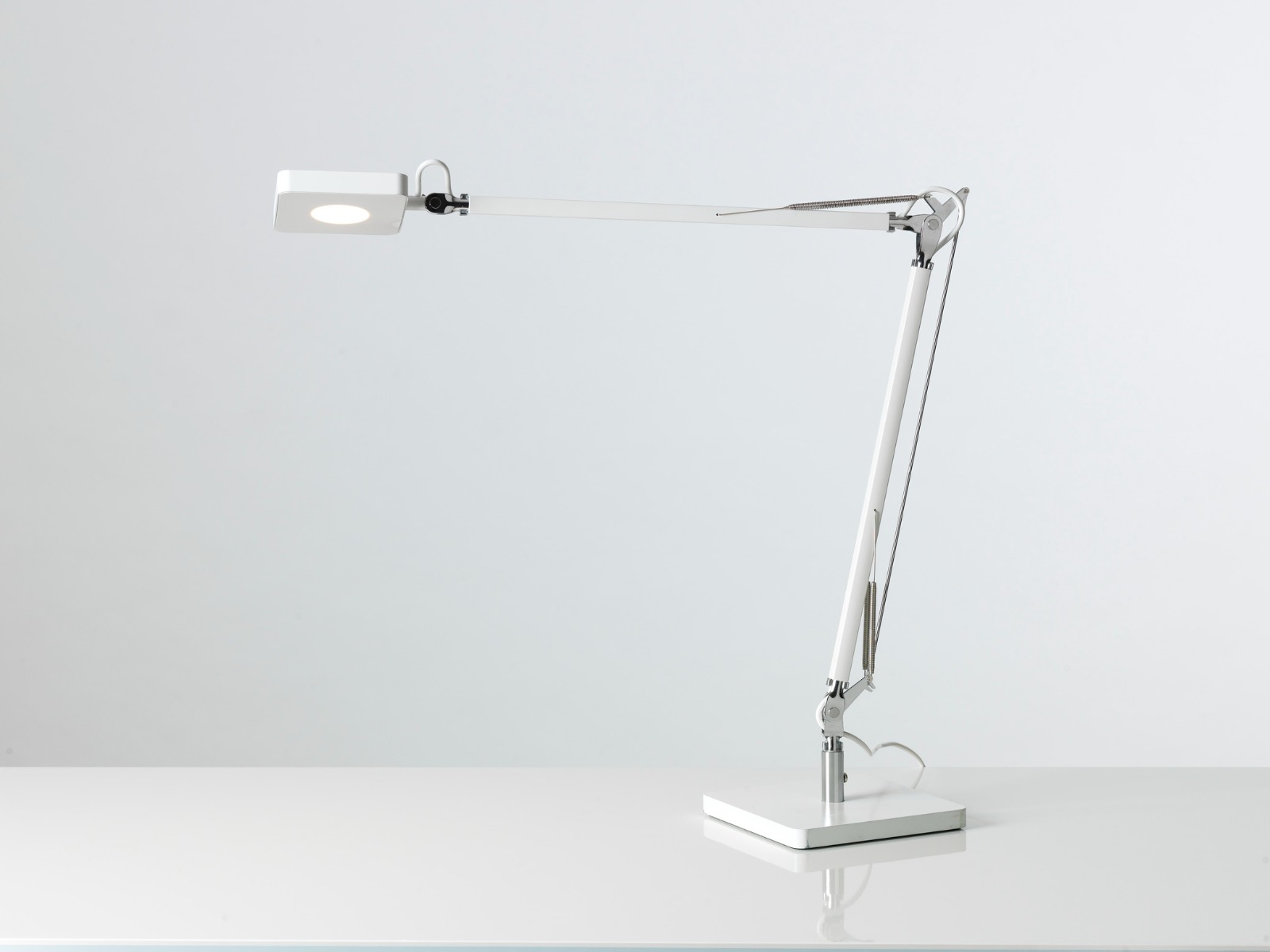 Find kvalitets skrivebordslamper med hurtig levering hos JustMore
